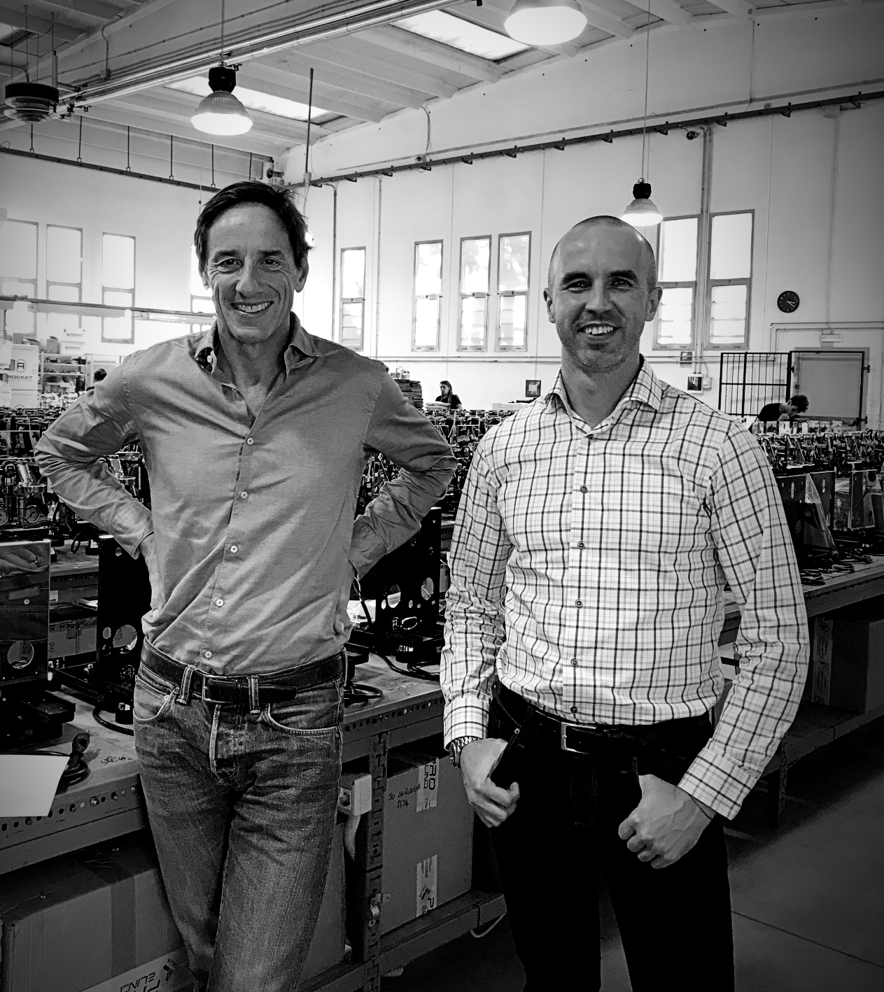 Andrew Meo (vasakul) ja Sulev Lipp Rocket Espresso tehases Itaalias, Milano lähistel.